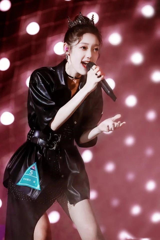 希林娜依·高的烟嗓是天生的吗？