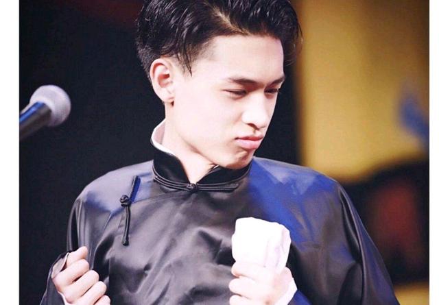 为什么秦霄贤5岁以前被认为是哑巴？
