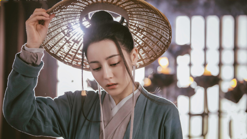 迪丽热巴凭借哪个角色获得中美电视节年度优秀青年演员奖？