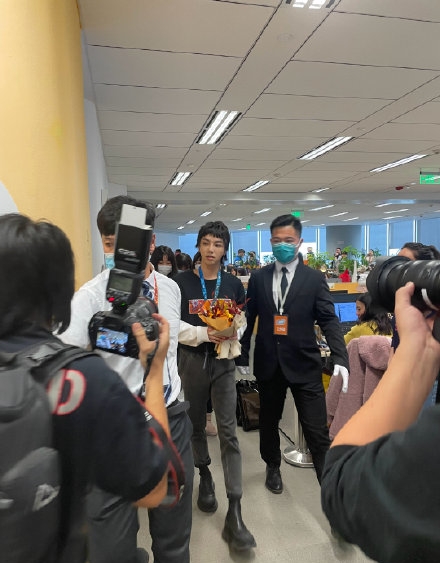 华晨宇新浪扫楼是怎么回事？