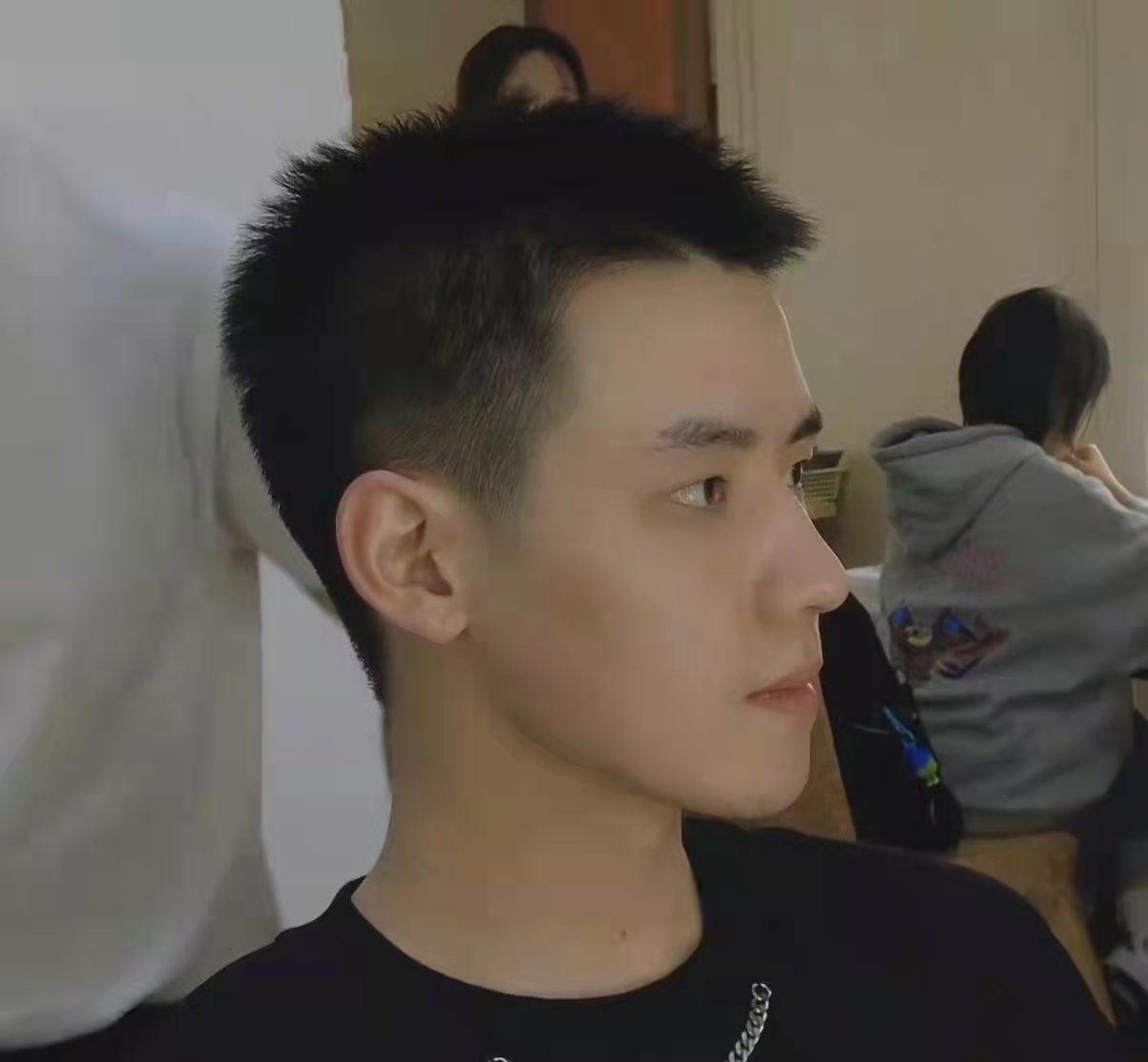 任豪为什么剪寸头？