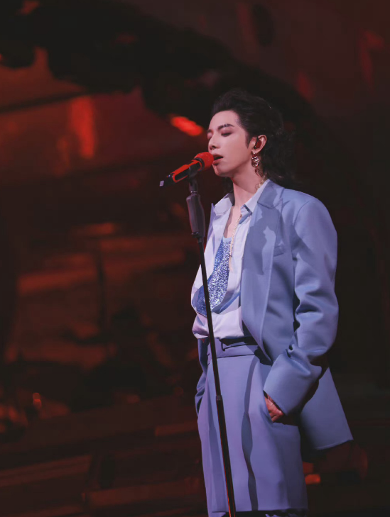 华晨宇歌曲《小镇里的花》创作背景源于什么？