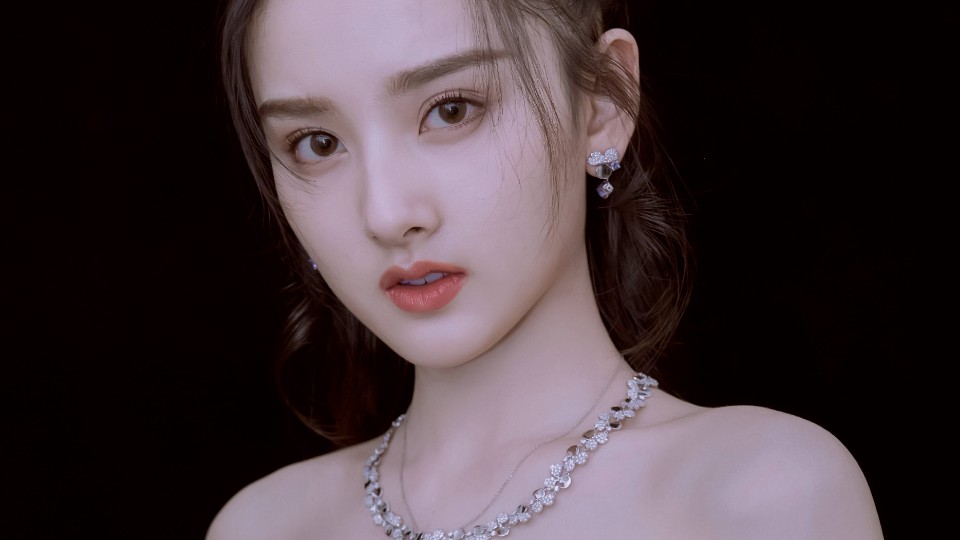 《陪你逐风飞翔》的主题曲是谁演唱的？