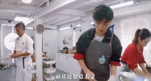 王俊凯跟谁学过做菜？