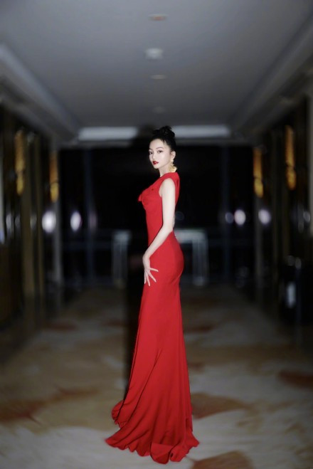 张韶涵在丝路电影节唱的歌曲叫什么？