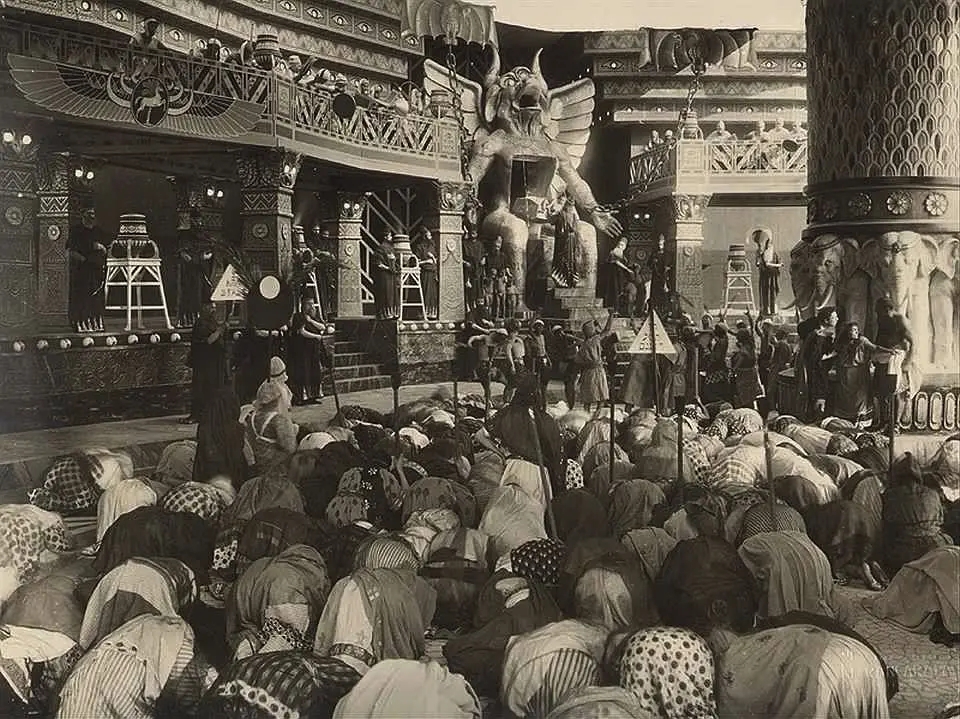 电影史上第一部真正意义的探索片：《党同伐异》