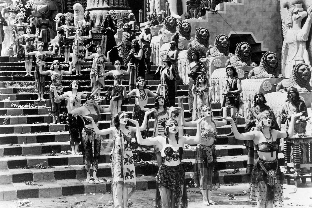 电影史上第一部真正意义的探索片：《党同伐异》