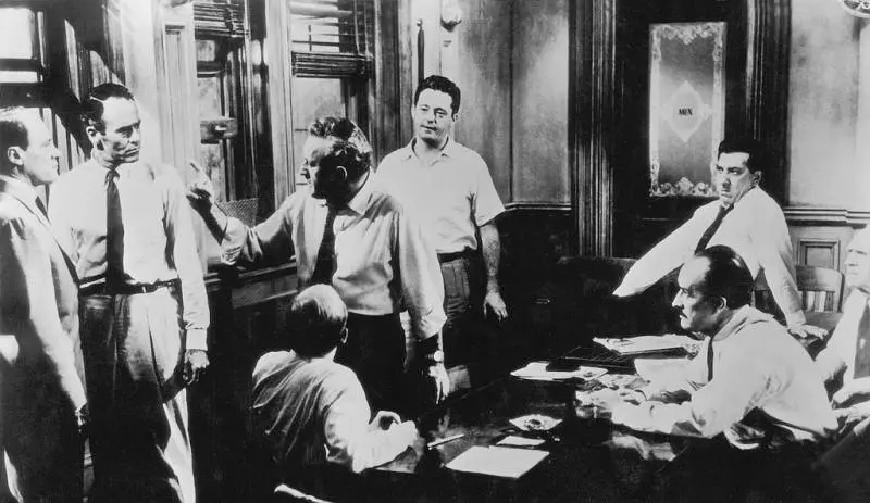 《十二怒汉》:混沌民族的希望之光 《十二怒汉》:混沌民族的希望之光