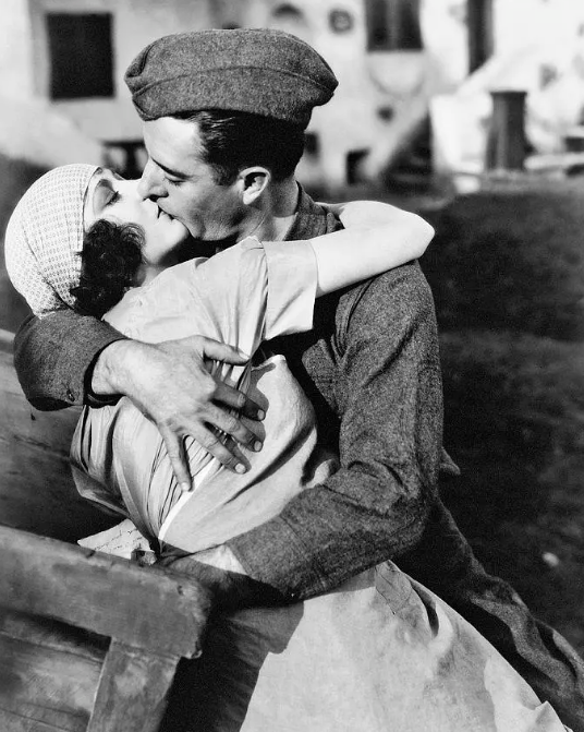 《战地之花》:在战争大环境里述说情感 《战地之花》:在战争大环境里述说情感