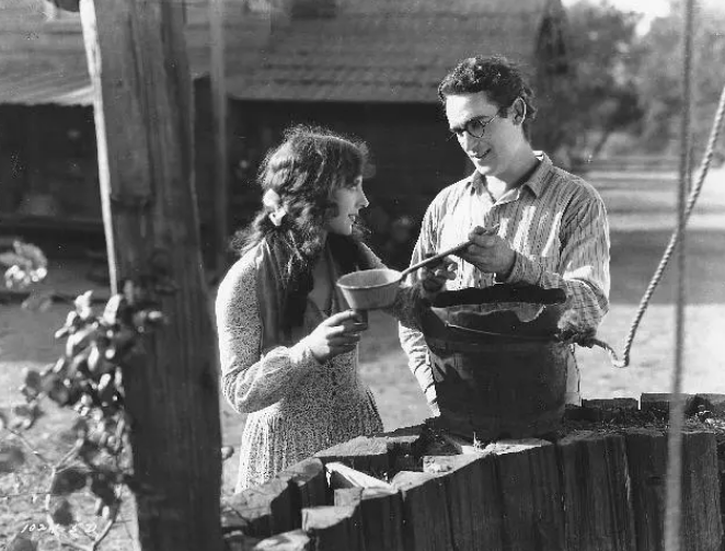 《小兄弟》：观赏性很强的喜剧作品