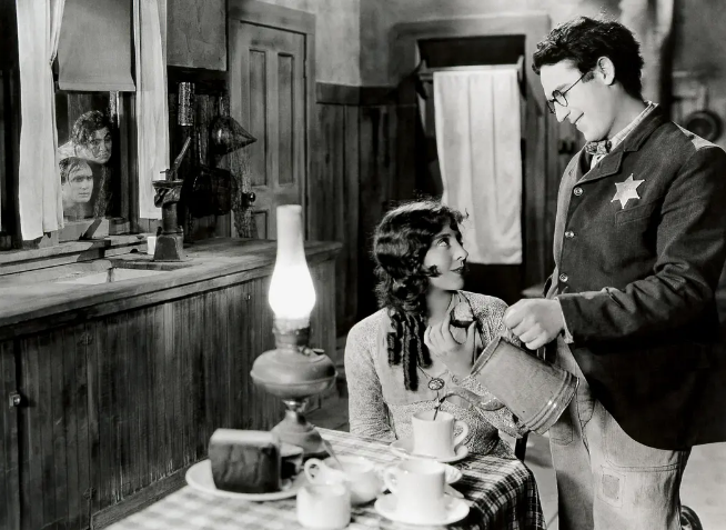 《小兄弟》：观赏性很强的喜剧作品