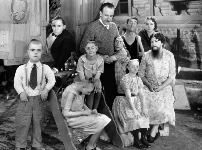 《畸形人》：社会边缘人士的内心独白