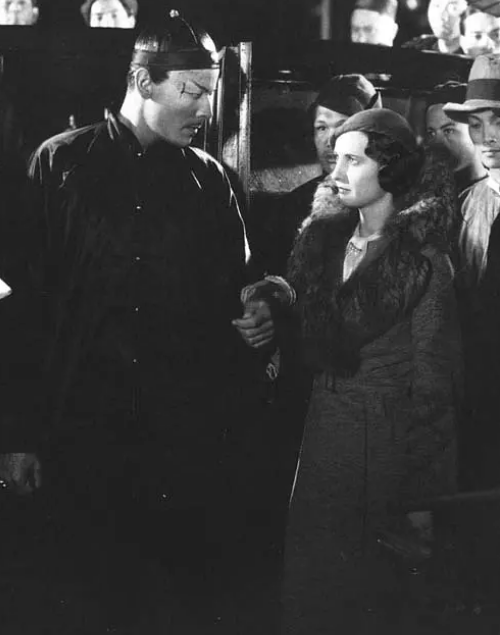 《颜将军的伤心茶》：在战争大背景下的一种优雅气氛