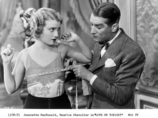 《爱我在今宵》：用镜头语言制造笑料