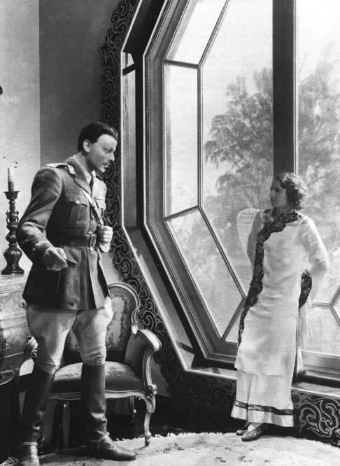 《颜将军的伤心茶》：在战争大背景下的一种优雅气氛