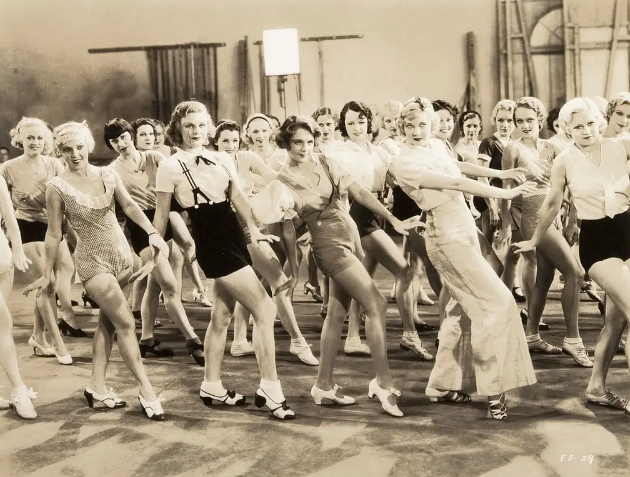 《第四十二街》：一切歌舞剧陈词滥调的鼻祖