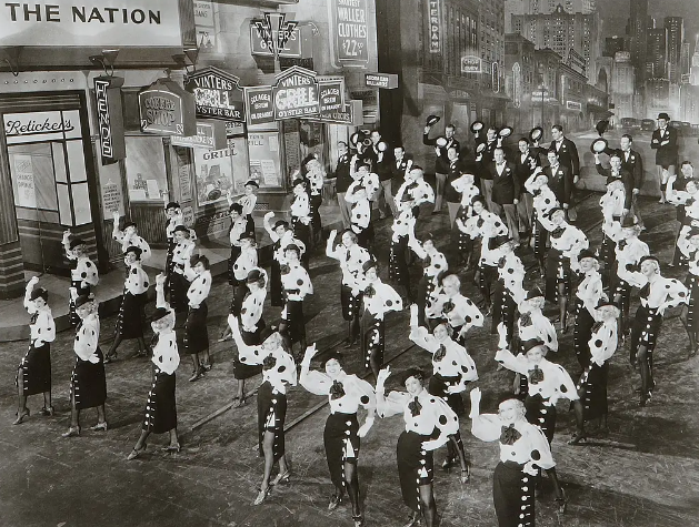 《第四十二街》：一切歌舞剧陈词滥调的鼻祖