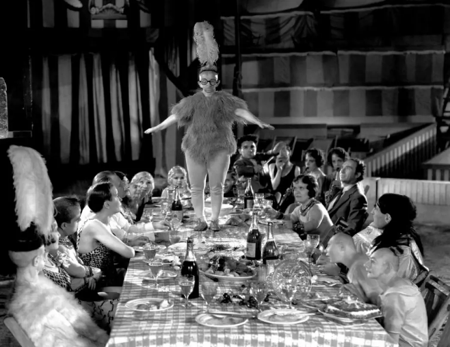 《畸形人》：社会边缘人士的内心独白