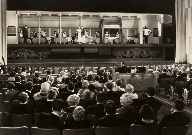 《第四十二街》：一切歌舞剧陈词滥调的鼻祖