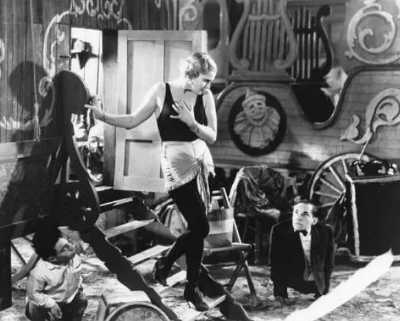 《畸形人》：社会边缘人士的内心独白