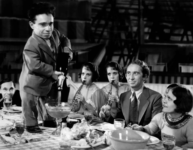 《畸形人》：社会边缘人士的内心独白