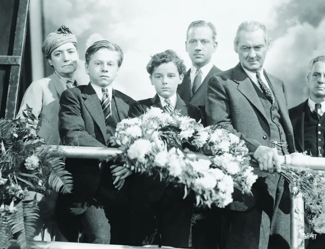 《怒海余生》：海上的“变形记”