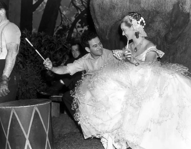 《红衫泪痕》：半主观镜头运用构建的女性形象