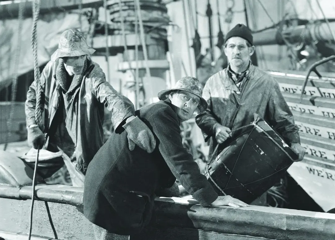 《怒海余生》：海上的“变形记”