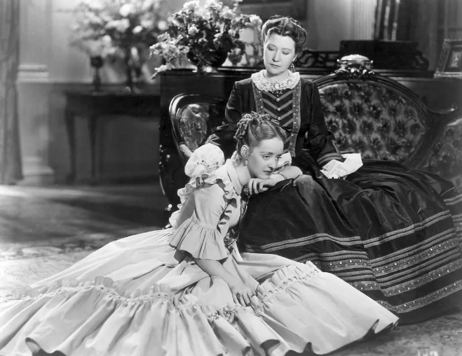 《红衫泪痕》：半主观镜头运用构建的女性形象