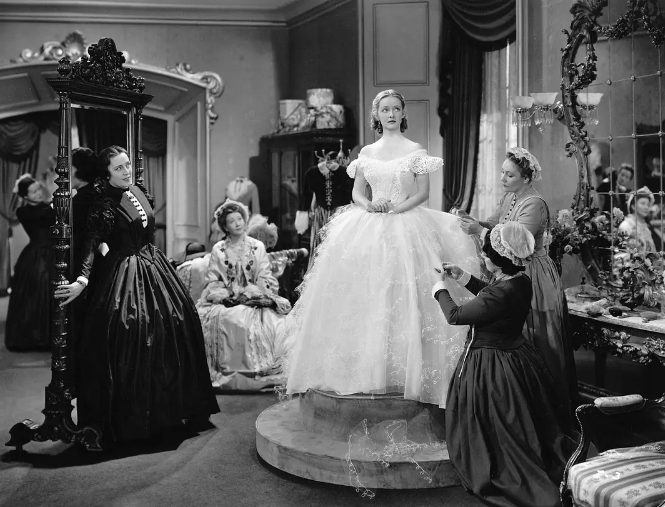 《红衫泪痕》：半主观镜头运用构建的女性形象