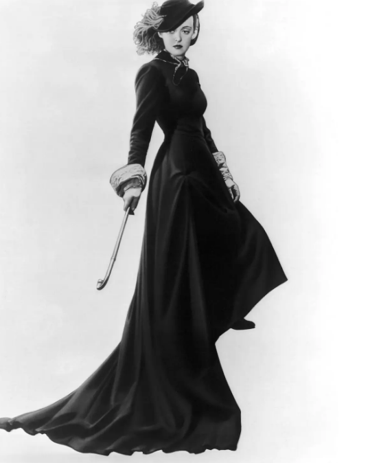 《红衫泪痕》：半主观镜头运用构建的女性形象