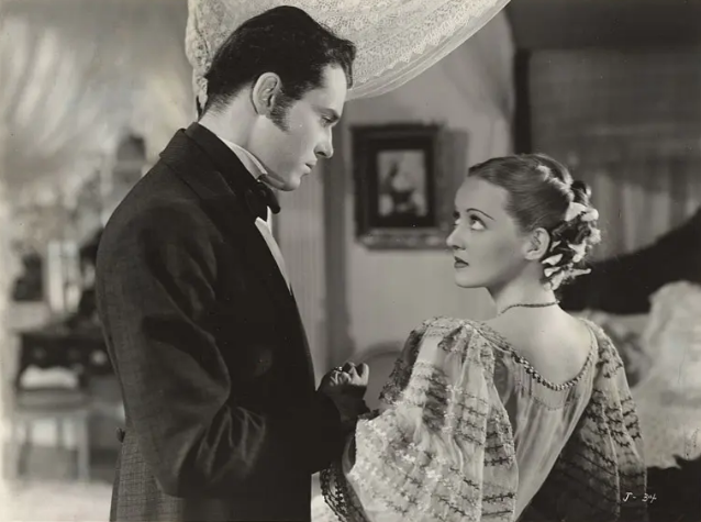 《红衫泪痕》：半主观镜头运用构建的女性形象