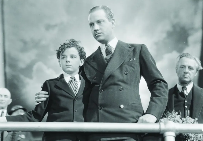 《怒海余生》：海上的“变形记”