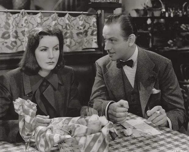 《异国鸳鸯》：政治意味浓厚的喜剧