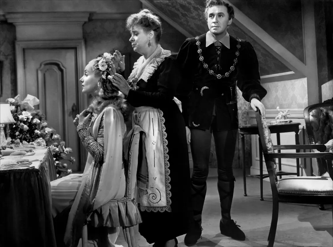 始祖级的戏中戏喜剧电影：《你逃我也逃》