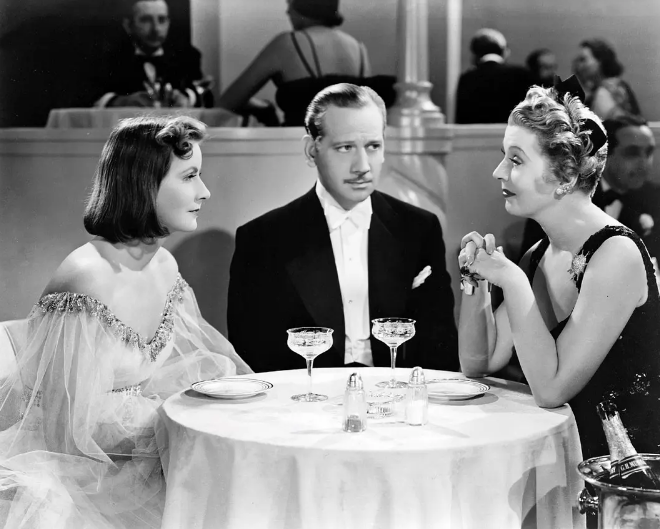 《异国鸳鸯》：政治意味浓厚的喜剧