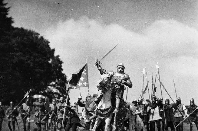 《亨利五世》:剧场与摄影棚的结合 《亨利五世》:剧场与摄影棚的结合