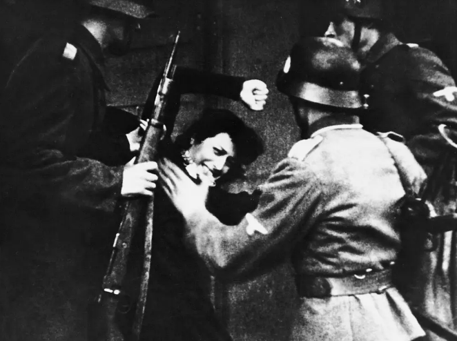 《罗马不设防》：历史与神话的双重奏