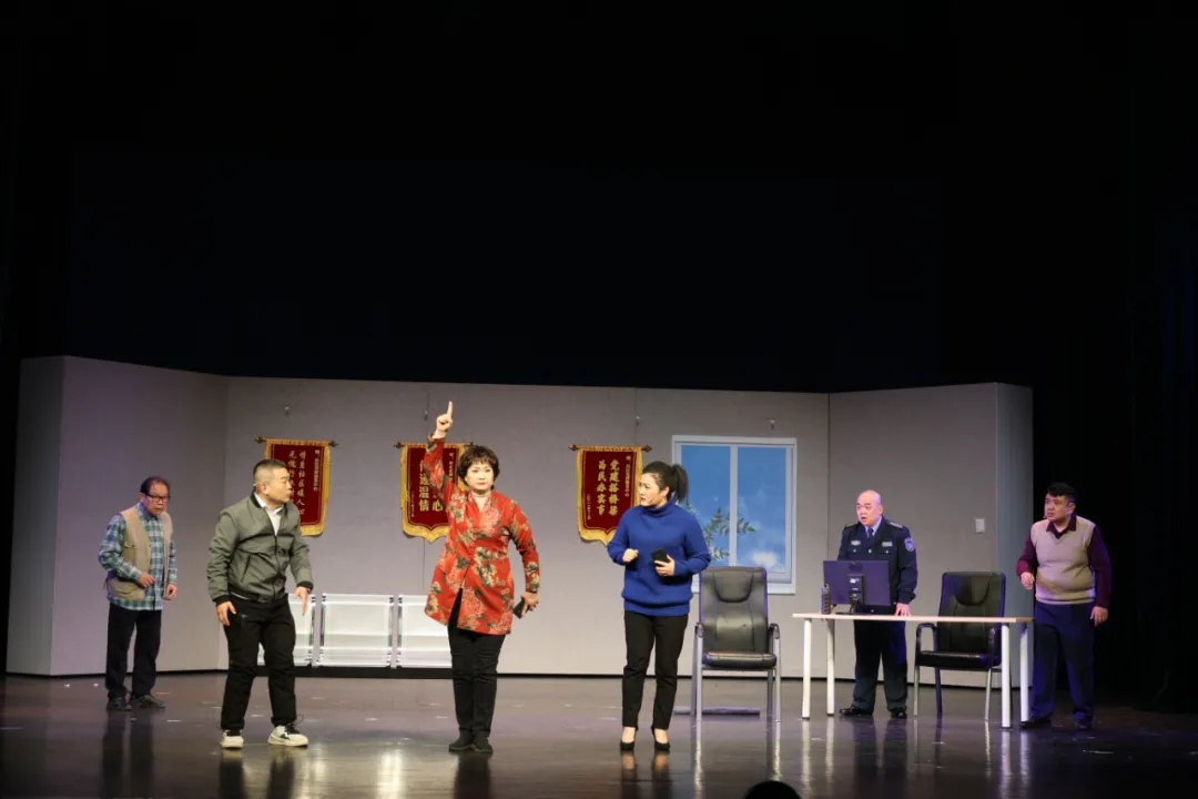 喜剧《伸着脑壳接石头》武汉站剧情概况、门票购买