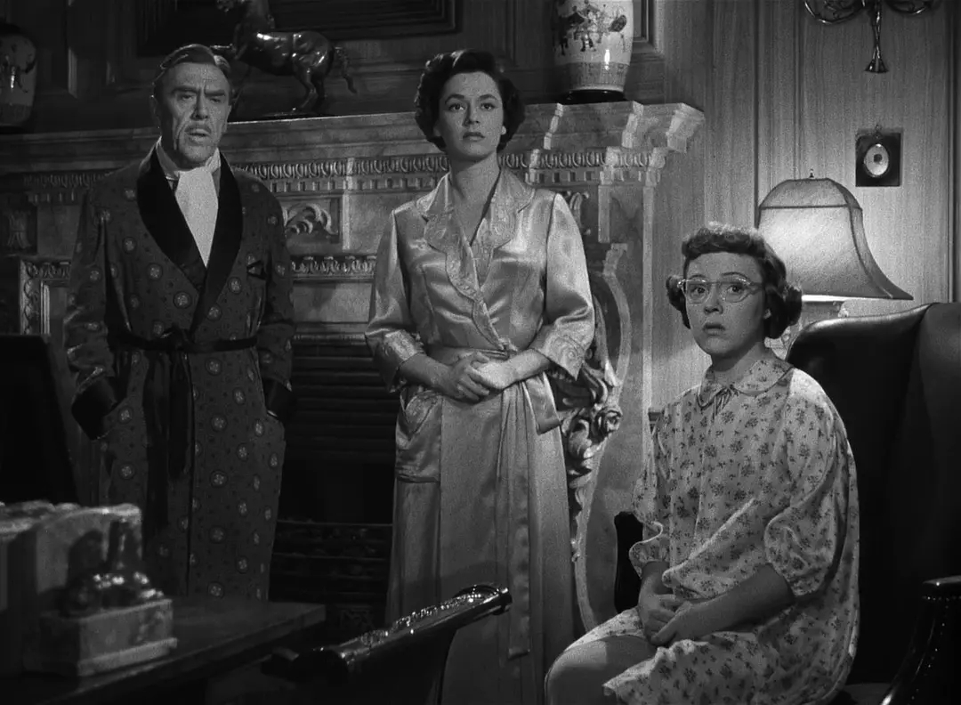 用细节致胜黑色惊悚犯罪电影：《火车怪客》