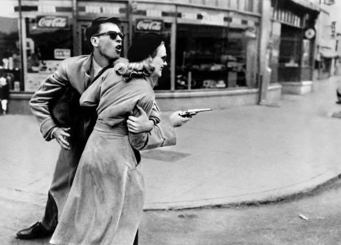 《枪疯》：黑色电影的独特风味