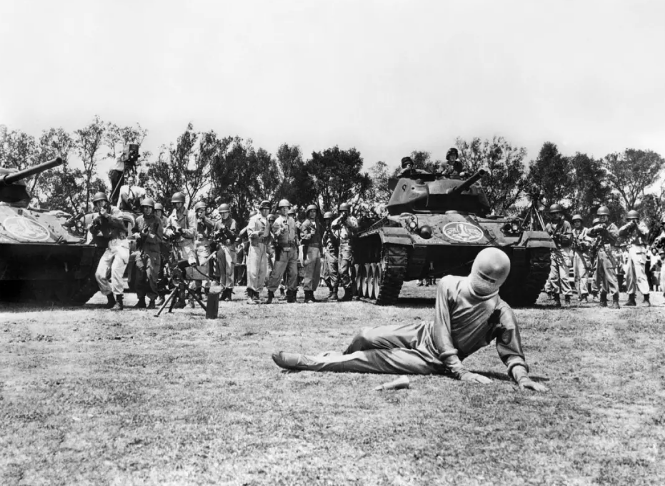 《地球停转之日》：用黑色电影技巧拍科幻片