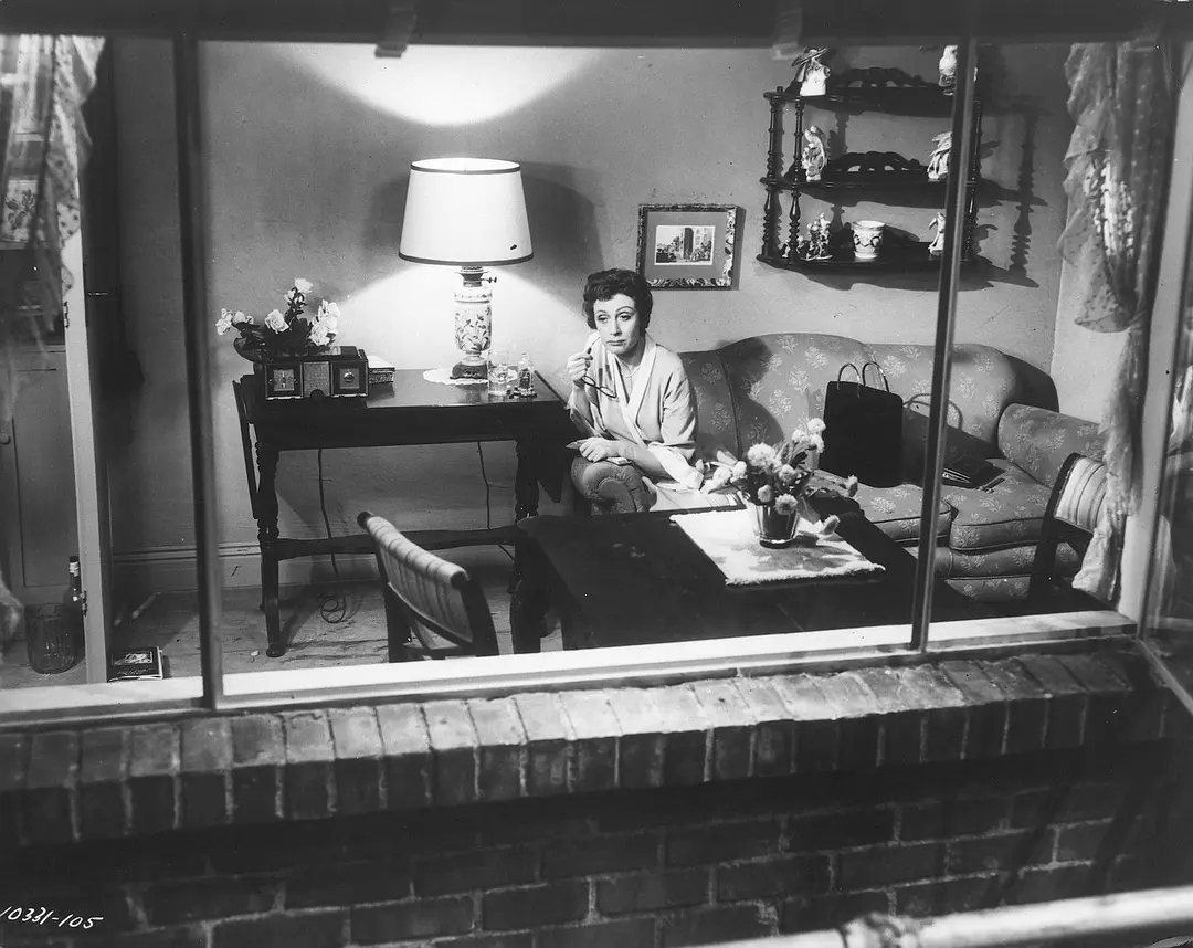 希区柯克的悬疑影片代表作：《后窗》