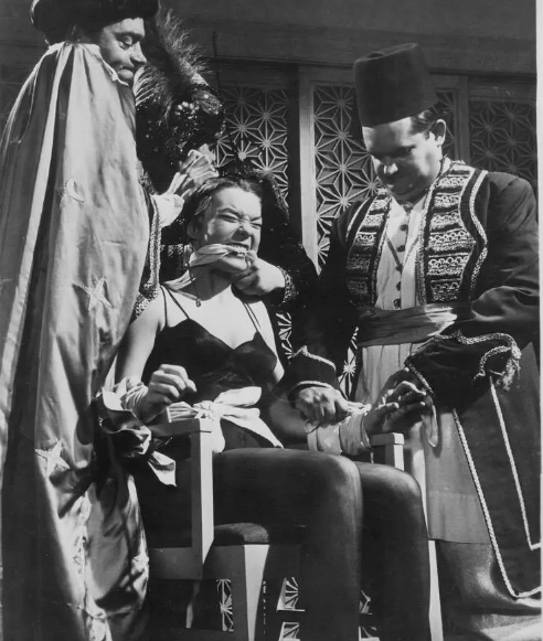 《艺术家和模特》：美国经典歌舞片之一