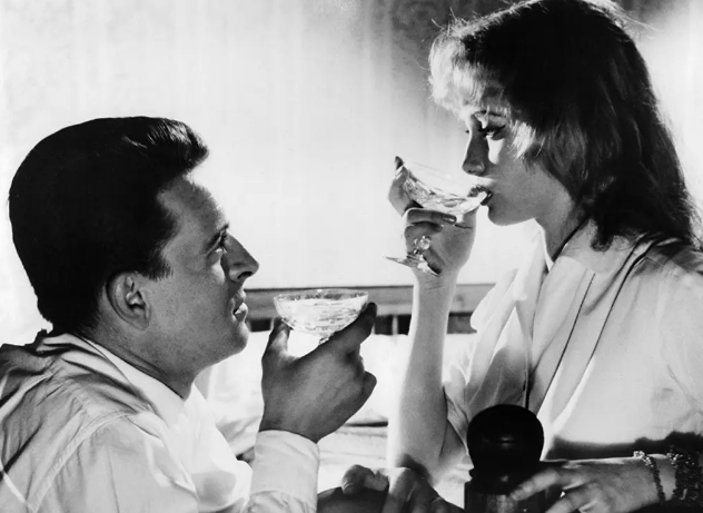 《大盗鲍勃》：平实影像中的荒诞世界