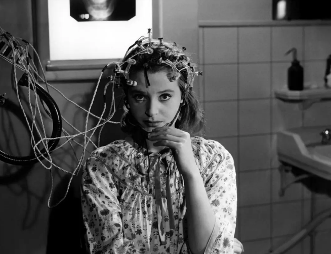 《没有脸的双眼》：用实验手法展现人间悲剧