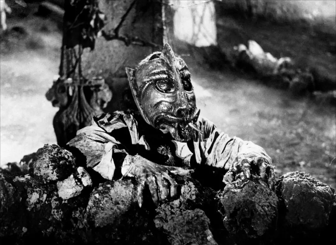 阴暗的哥特式恐怖电影：《黑色星期日》