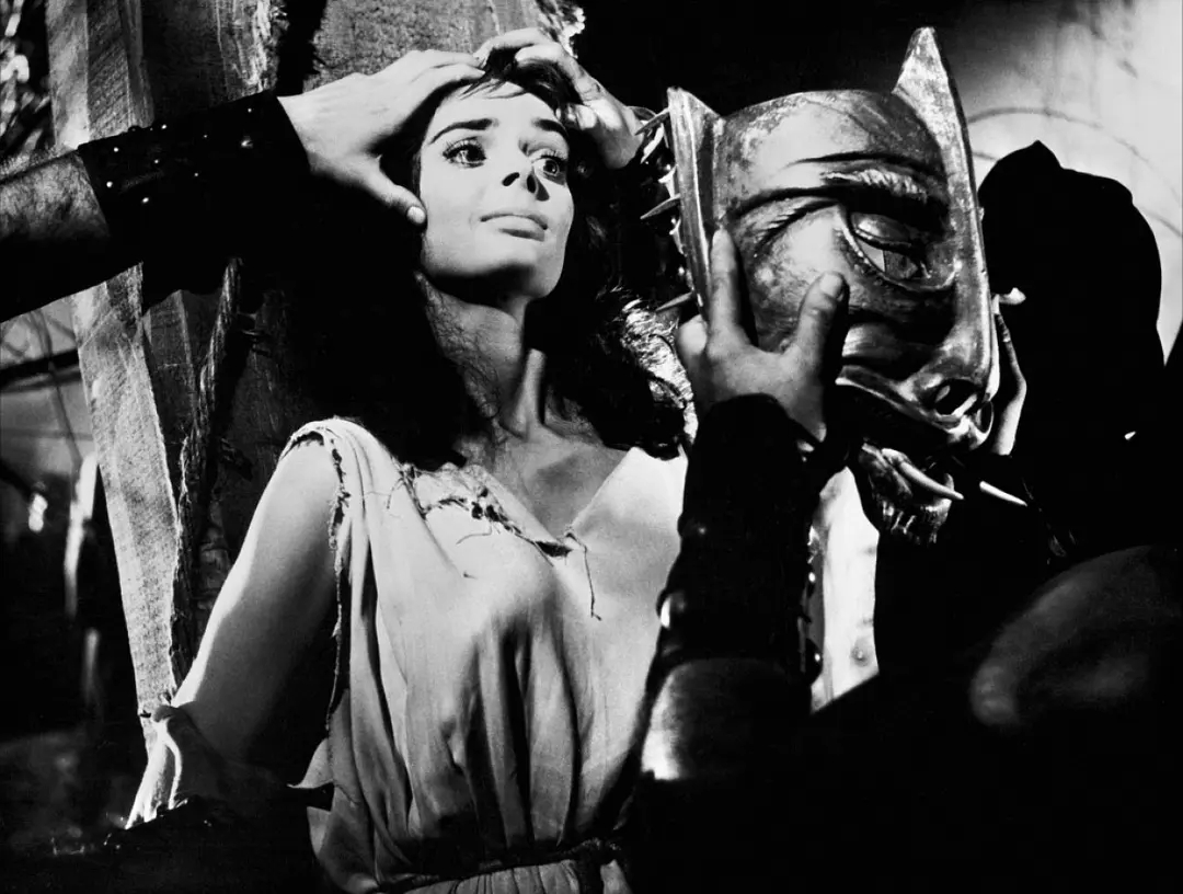 阴暗的哥特式恐怖电影：《黑色星期日》