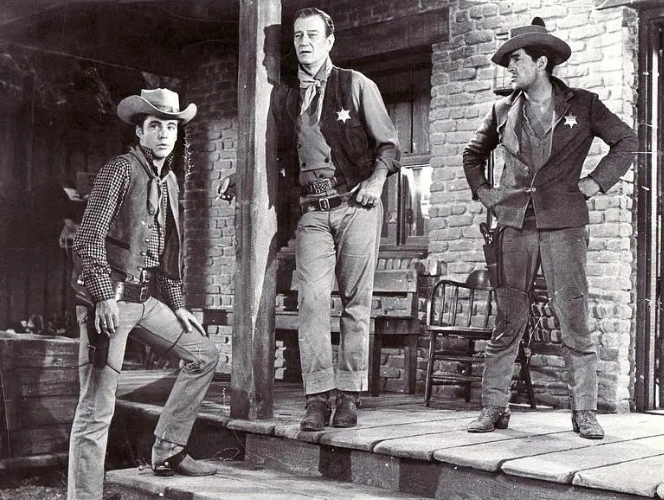 《赤胆威龙》:英雄也有爱 《赤胆威龙》:英雄也有爱