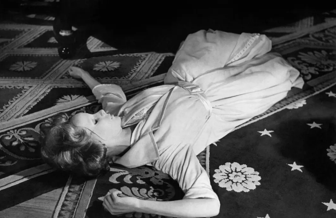 《没有脸的双眼》：用实验手法展现人间悲剧